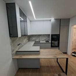 Современная п-образная кухня-гостинная 