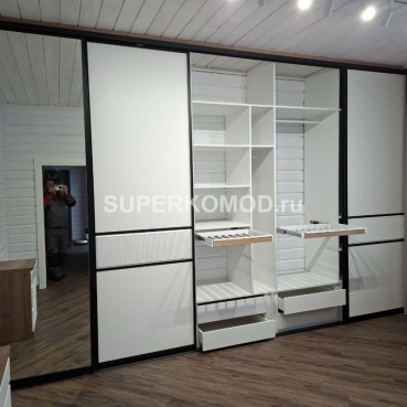 Большой светлый шкаф-купе с зеркалами