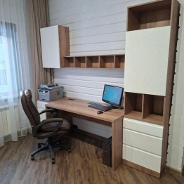 Светлый компьютерный стол со шкафом