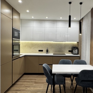 Угловая кухня с подсветкой в белом и золотом цвете