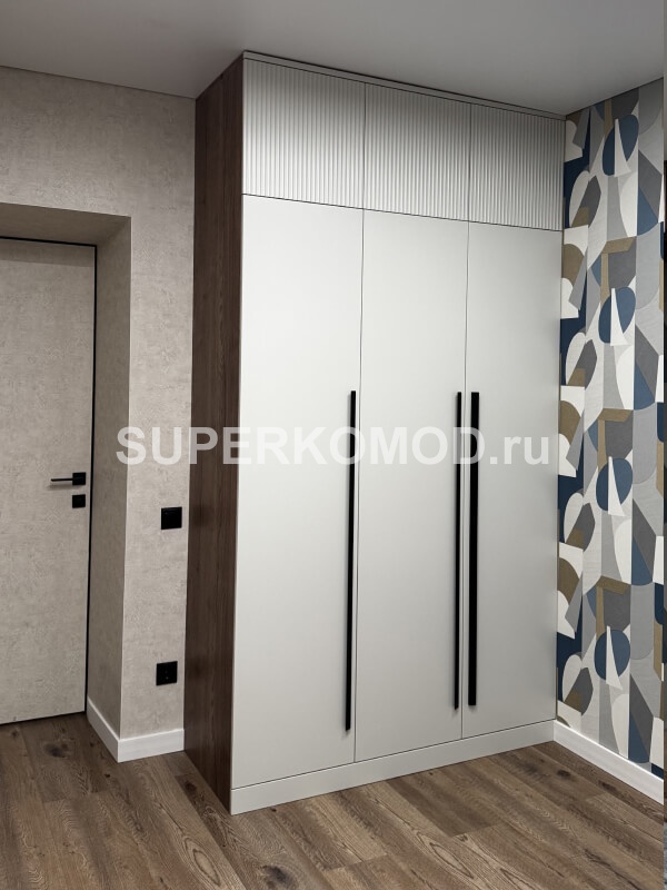 Белый шкаф шкаф с черными ручками и антресолями