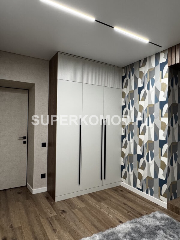 Белый шкаф шкаф с черными ручками и антресолями