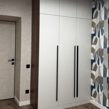 Белый шкаф шкаф с черными ручками и антресолями