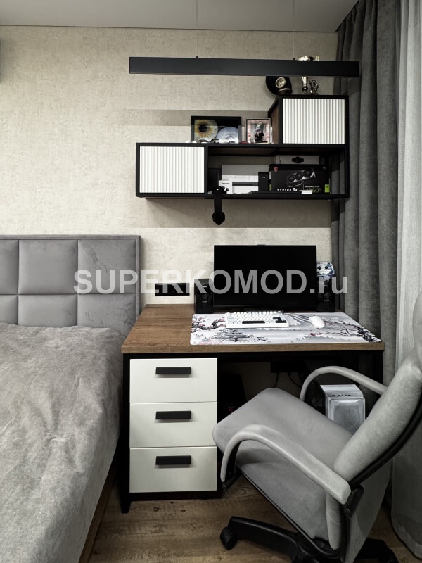 Стильный компьютерный стол с полками