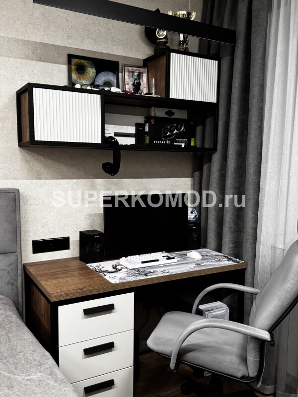 Стильный компьютерный стол с полками
