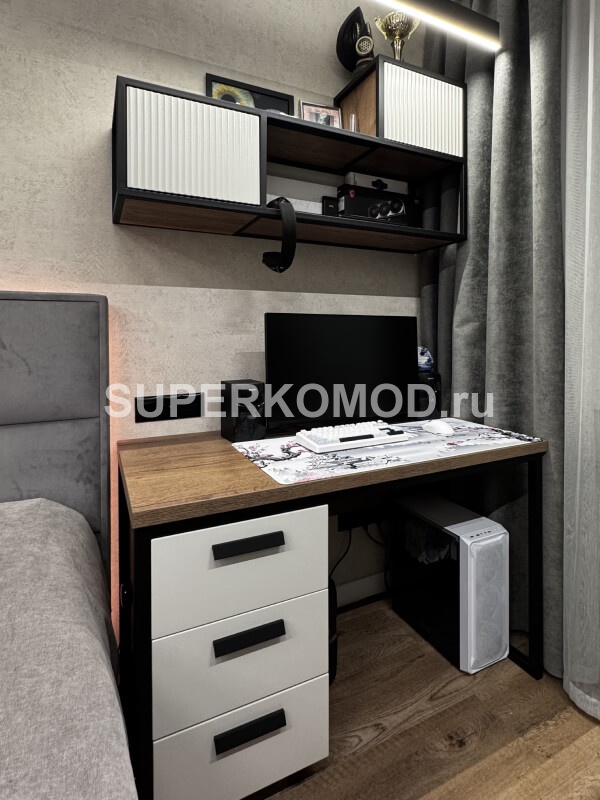 Стильный компьютерный стол с полками