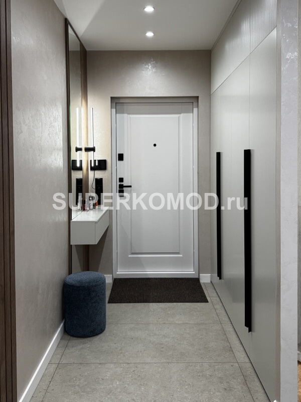 Светлая прихожая с вместительным шкафом и подвесной тумбой с зеркалом