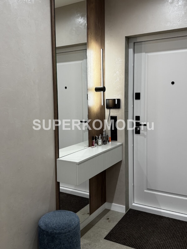 Светлая прихожая с вместительным шкафом и подвесной тумбой с зеркалом