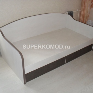 Детская кровать из светлого дерева