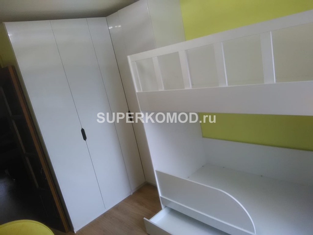 Детская комната с двухъярусной кроватью