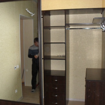 Прихожая со встроенным зеркалом Прихожая со встроенным зеркалом