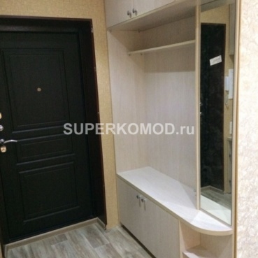 Светлая прихожая с небольшим зеркалом