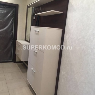 Светлая прихожая с навесными шкафами