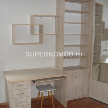 Угловой шкаф купе с письменным столом в светлых тонах Угловой шкаф купе с письменным столом в светлых тонах