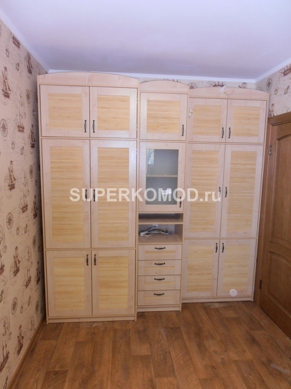 Стол для детской комнаты со шкафчиками