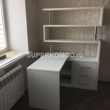 Компьютерный стол светлый