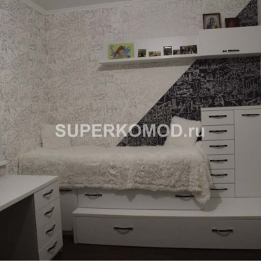 Белая кровать со шкафчиками для детской
