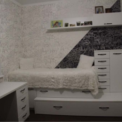 Белая кровать со шкафчиками для детской