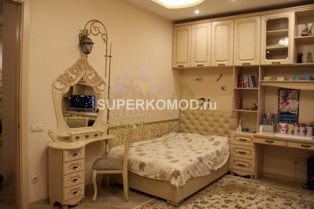 Мебель для детской из светлого дерева