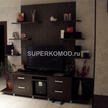 темная мебель для гостиной с полками