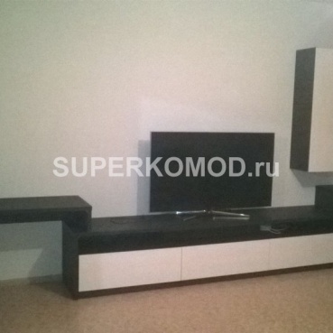 Темная стенка с белыми дверцами в гостиную