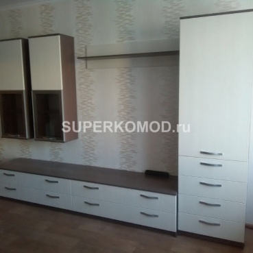 Светлая стенка с бело-коричневым шкафом