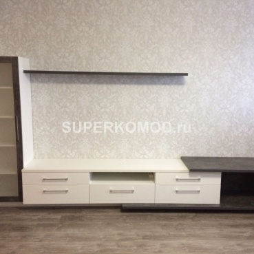 Шкаф для гостиной с узким зеркалом