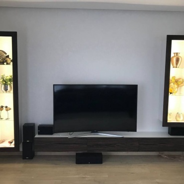 Шкафы в гостиную с подсветкой