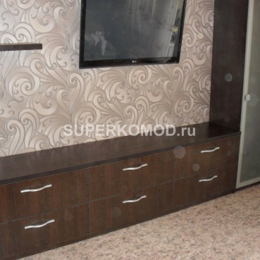 Темная лакированная стенка в гостиную