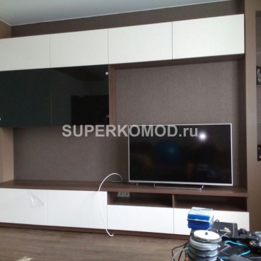 Мебель для гостиной с бело-черными полками