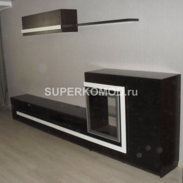 Темная стенка с белым обрамлением в гостиную