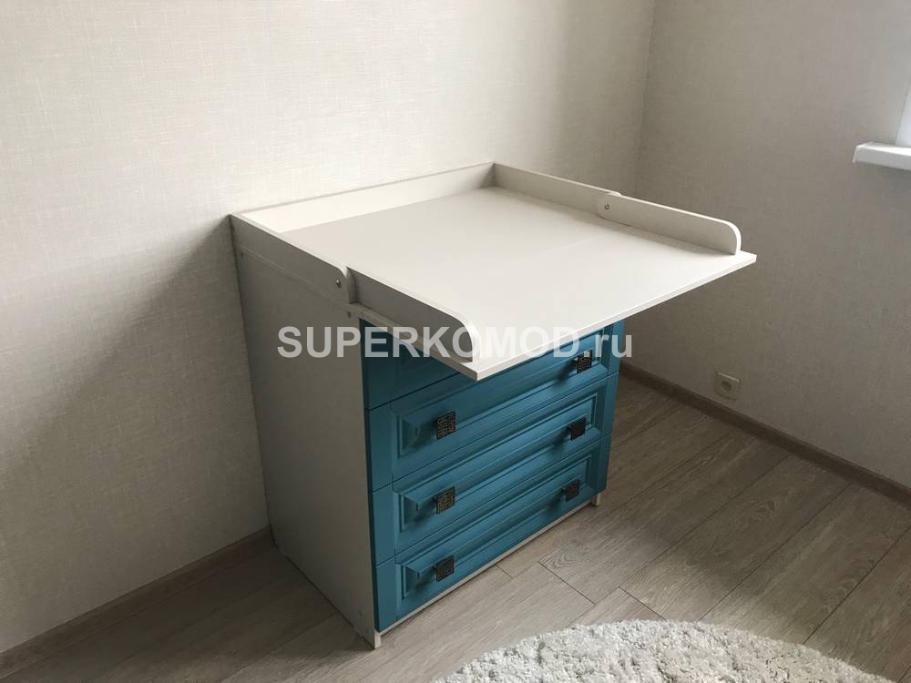 Синий комод под дерево