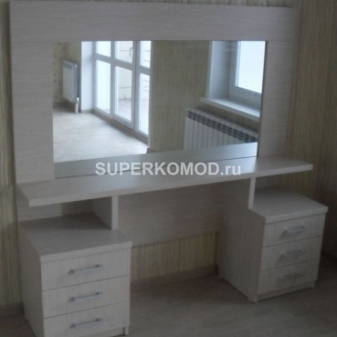 светлый туалетный столик с большим зеркалом