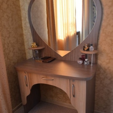 Трюмо в спальню в виде сердца