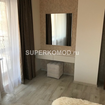 Светлый дамский столик без ножек Светлый дамский столик без ножек