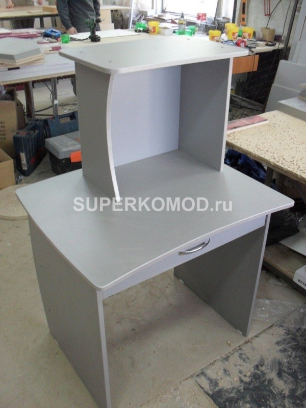 Компактный компьютерный стол в Барнауле на заказ