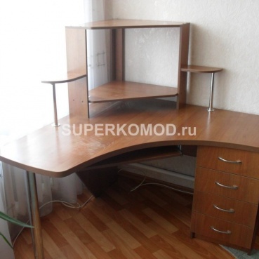 Угловой стол со стальными стойками