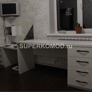 Стильный белый стол в детскую Стильный белый стол в детскую