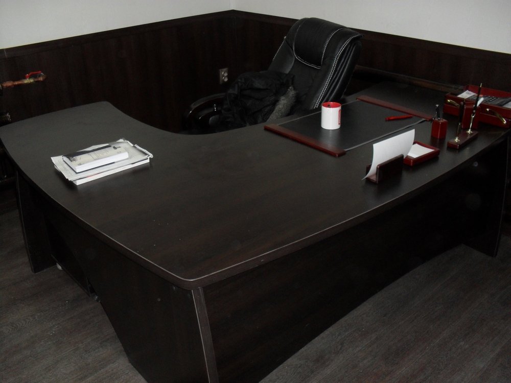 Угловой офисный стол для руководителя черного цвета на заказ в Барнауле