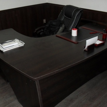 Угловой офисный стол для руководителя черного цвета на заказ в Барнауле Угловой офисный стол для руководителя черного цвета на заказ в Барнауле
