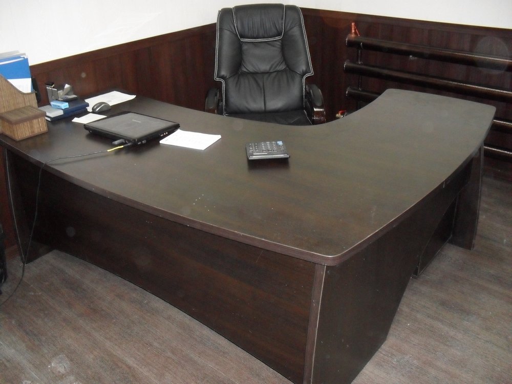 Офисный стол для руководителя на заказ в Барнауле