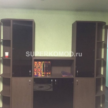 Темная стенка со стеклянными дверцами Темная стенка со стеклянными дверцами