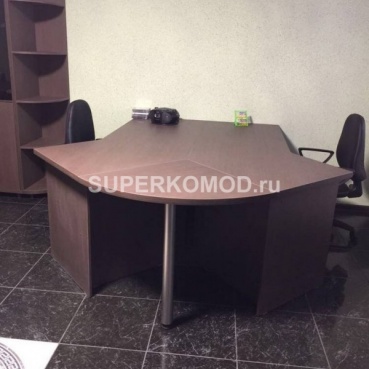 Нестандартный офисный стол для 2-х сотрудников Нестандартный офисный стол для 2-х сотрудников