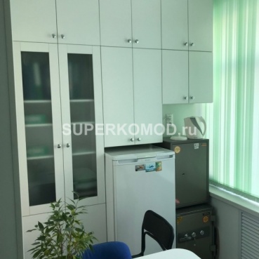 Белая стенка для офисной кухни
