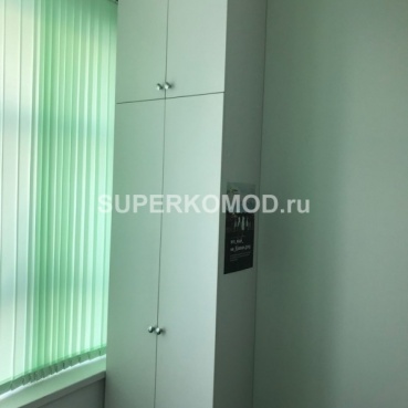 Высокий узкий белый шкаф