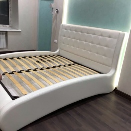 Белая кровать с изогнутыми бортами